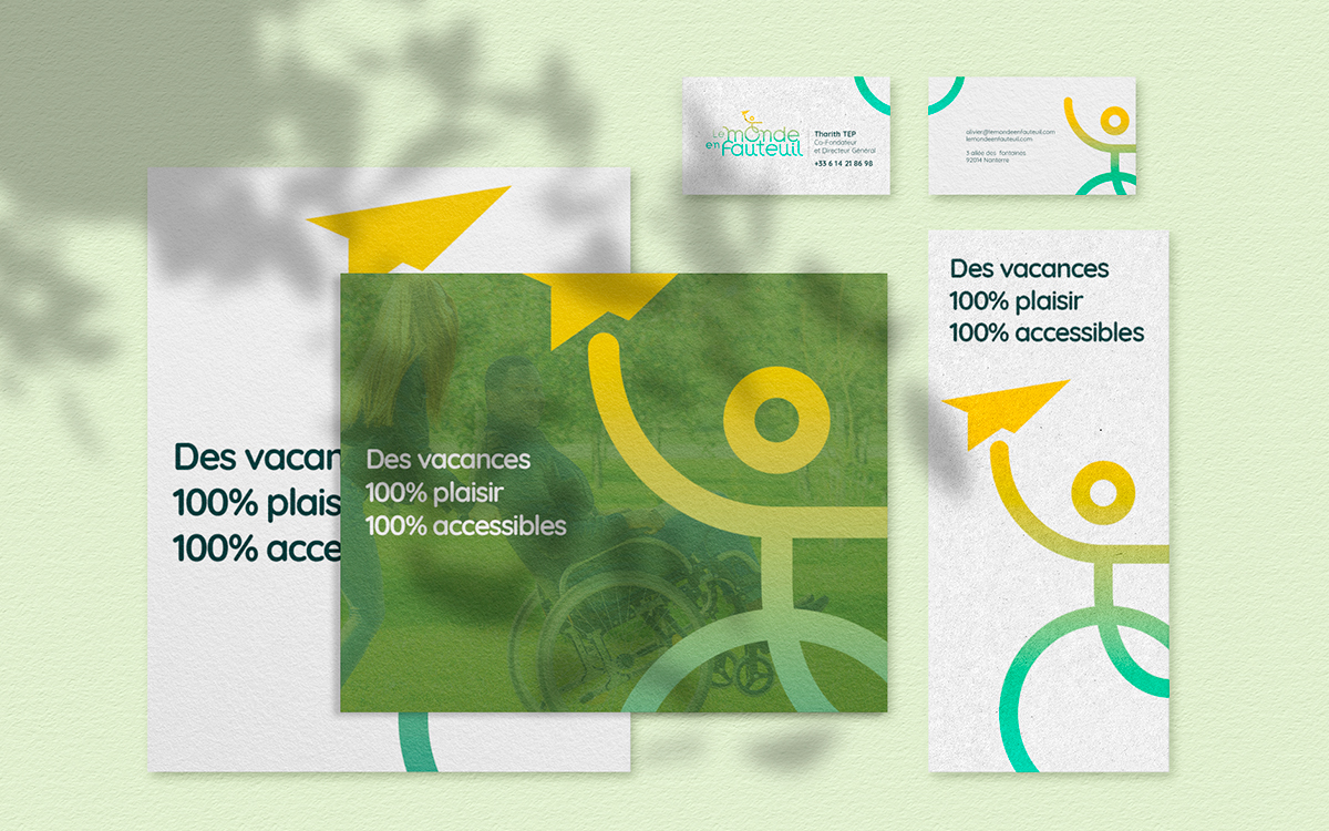 Le matériel promotionnel des vacances accessibles présente une figure abstraite verte et jaune dans un fauteuil roulant, tenant un avion en papier, soulignant l'accessibilité pour tous les voyageurs. Limbus Studio