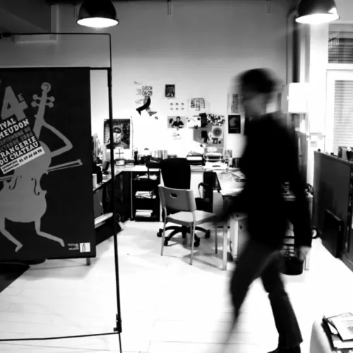 Le studio de création graphique Limbus, affiche de festival au premier plan