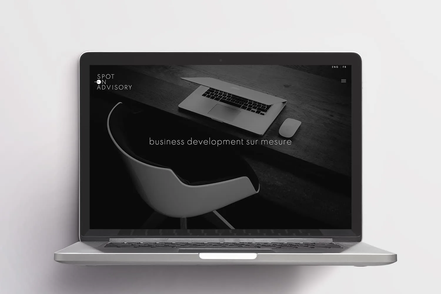 Spot On Advisory : site vitrine sobre en noir et blanc