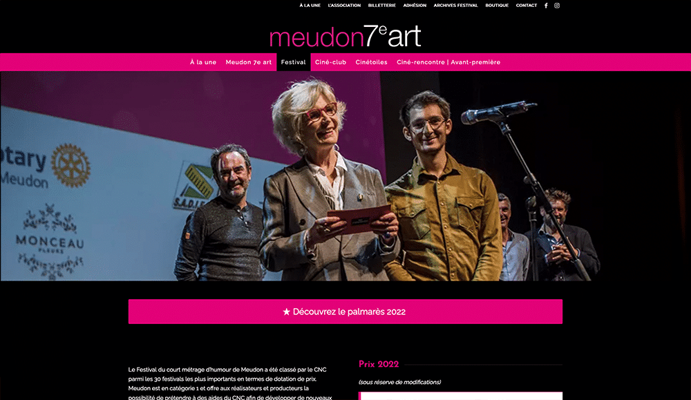 Quatre personnes sur scène au Meudon 7 Art Festival, l'une d'elles tenant un papier, symbole de l'art du design et de la création. Un micro est placé à proximité, prêt à capter leurs voix. Limbus Studio