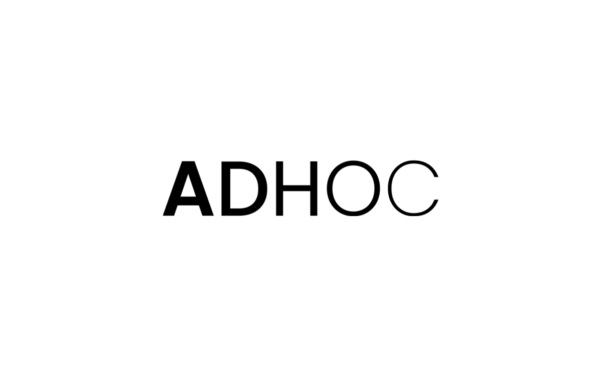 Dans un style épuré et minimaliste rappelant la précision d'un studio de design, le texte « ADHOC » apparaît en gras en police noire, parfaitement centré sur une toile blanche immaculée. Limbus Studio