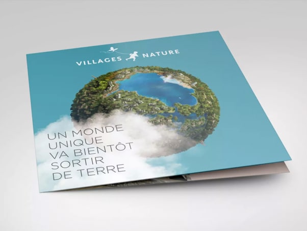Une brochure présente une vue aérienne circulaire de la nature, avec le texte « VILLAGES NATURE » et « UN MONDE UNIQUE VA BIENTÔT SORTIR DE TERRE ». Ce design époustouflant incarne une création où l'innovation s'harmonise avec la terre. Limbus Studio