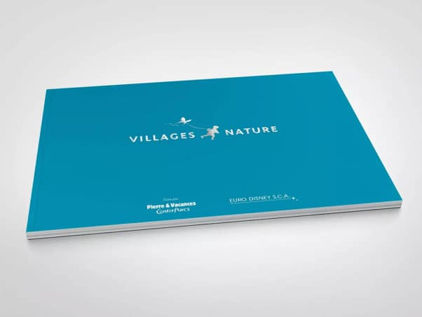 Une couverture de brochure bleue intitulée « Villages Nature » présente les logos au design créatif de Pierre & Vacances Center Parcs et d'Euro Disney S.C.A. Limbus Studio