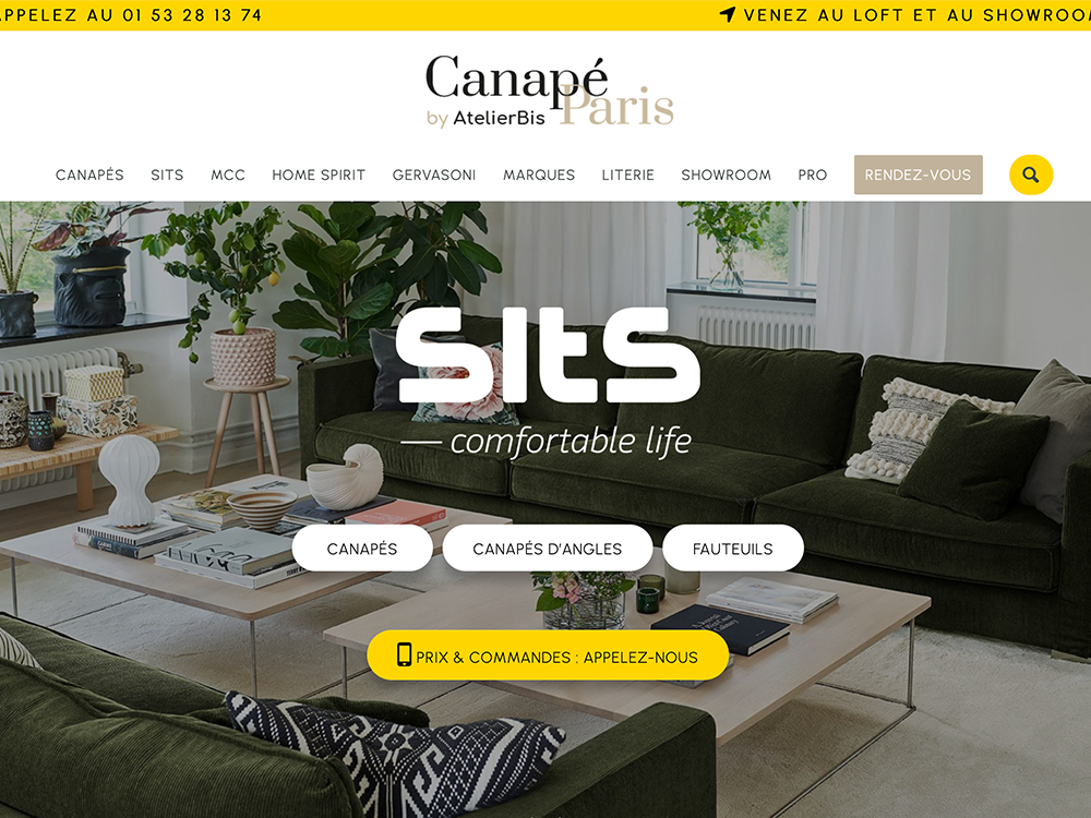 Un salon moderne avec des canapés verts, un tapis et des plantes près de grandes fenêtres. Superposition de texte : « Conception pour une vie confortable. Limbus Studio