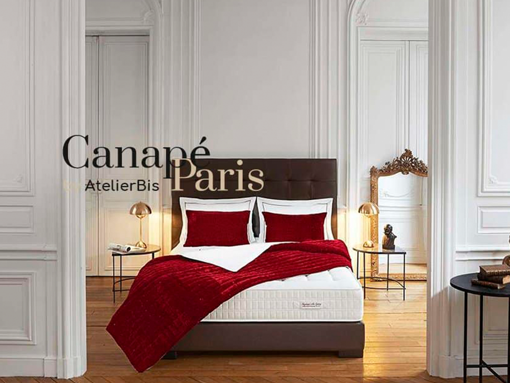 Chambre élégante avec un lit habillé d'accents rouges, des murs blancs et une décoration minimaliste, conçue par un studio de création renommé. Limbus Studio
