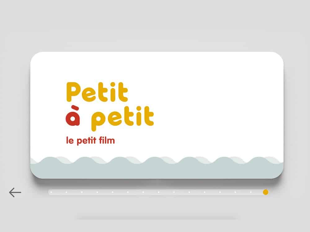 Carte de titre avec le texte « Petit à petit, le petit film » en jaune et rouge, mettant en valeur un motif de vagues en dessous, une création artistique qui se marie parfaitement avec son design dynamique. Limbus Studio