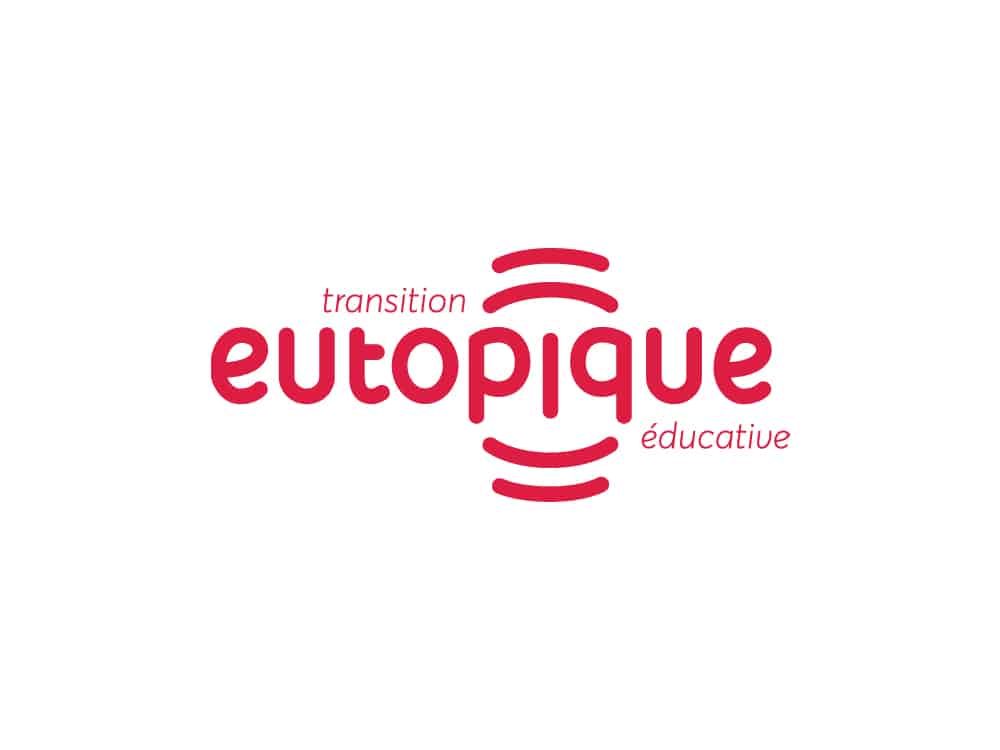 Logo avec le texte « eutopique » en rouge, avec des lignes courbes au-dessus et en dessous. Texte plus petit : « transition éducative ». Réalisé par un studio de design, ce logo incarne la créativité et l'innovation. Limbus Studio