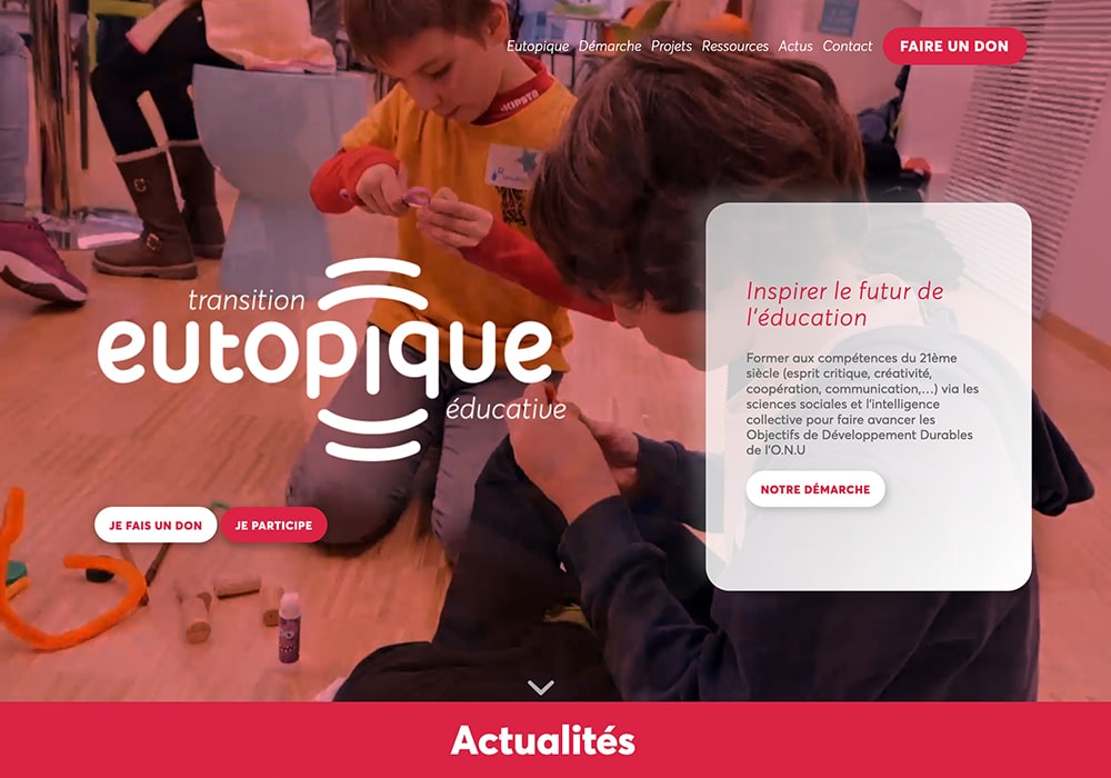 Les enfants participent à des activités manuelles sur le sol, entourés du logo et du texte de mission de l'organisation éducative. La scène ressemble à un studio créatif où l'imagination s'épanouit, chaque projet reflétant le dévouement de l'agence à nourrir les jeunes esprits. Limbus Studio