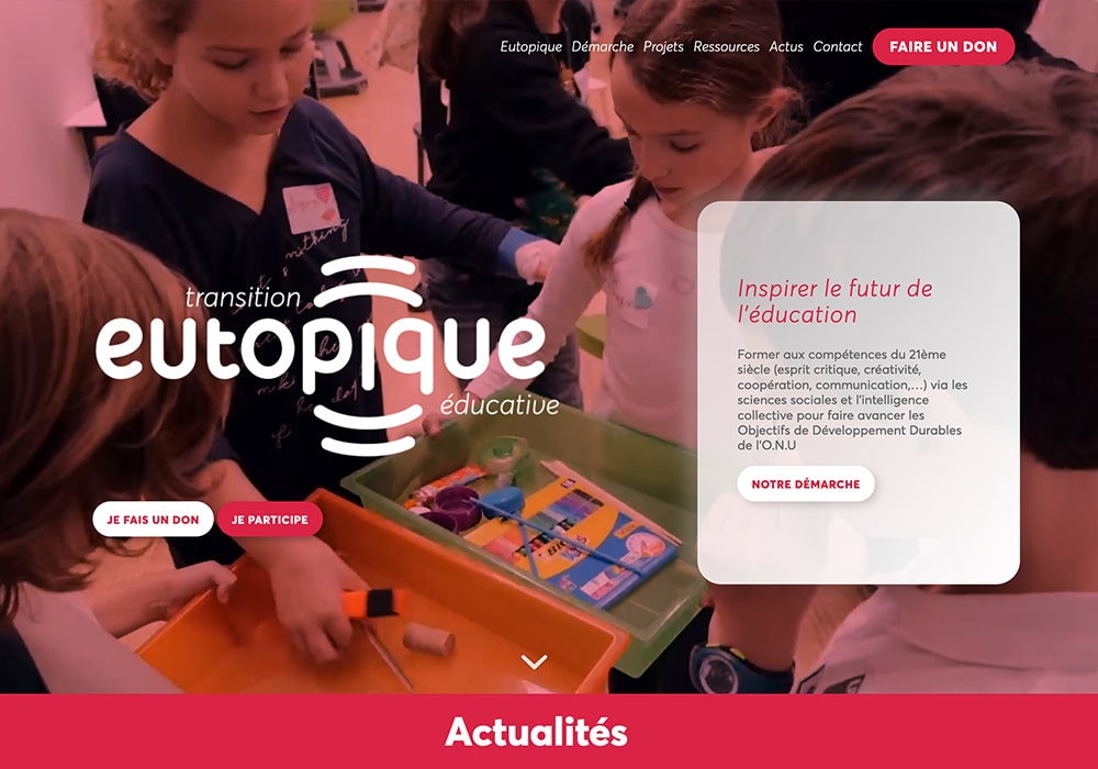 Des enfants participent à une activité éducative avec le texte « transition eutopique éducative » à l'écran, tandis qu'ils explorent des expériences d'apprentissage créatives qui rappellent l'approche innovante d'une agence numérique en matière de connaissances. Limbus Studio