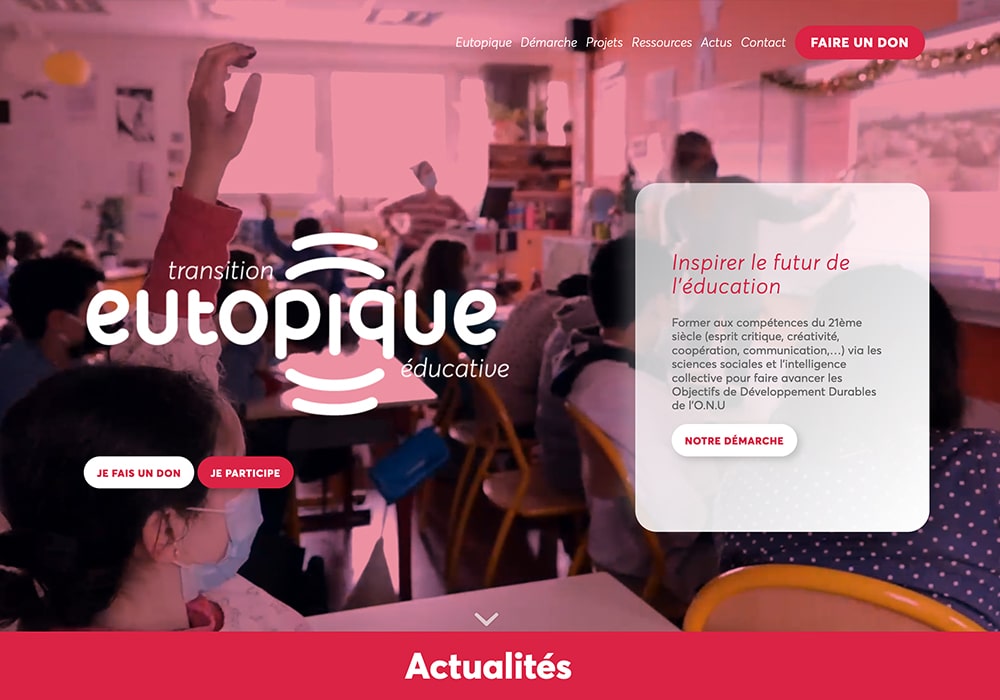 Une salle de classe avec des enfants qui lèvent les mains, décorée comme un studio de design. Les superpositions de texte célèbrent « l'eutopique éducative » pour l'éducation future. Limbus Studio