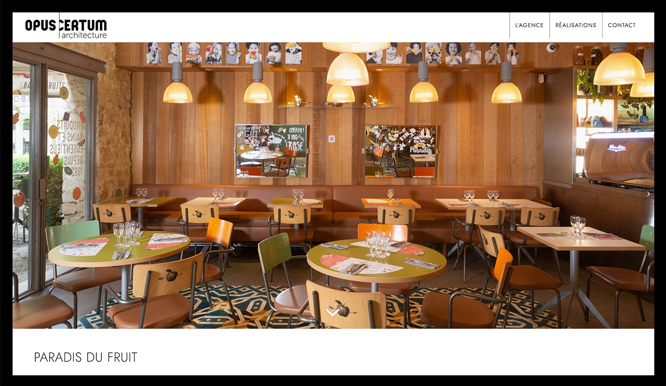 Restaurant chaleureux doté de chaises colorées et de luminaires suspendus, avec des murs lambrissés mettant en valeur un design créatif dans l'art décoratif. Limbus Studio
