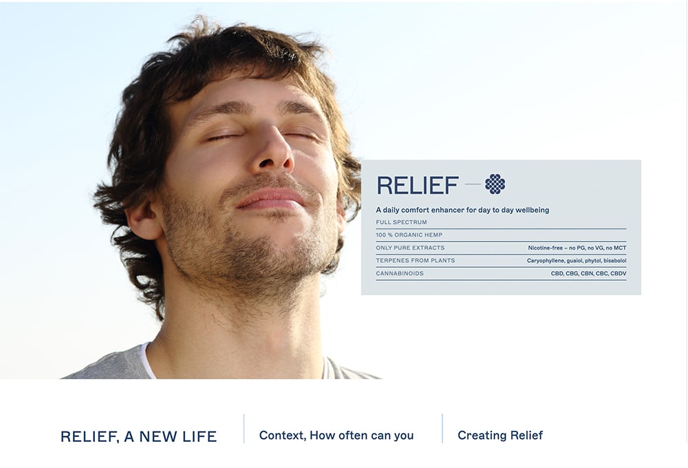 Un homme se prélasse au soleil, les yeux fermés, à côté d'un texte présentant « Relief », un produit de confort fabriqué à partir de chanvre biologique. Parfait pour les séances en studio ou les longues heures de travail sur des projets WordPress, ce produit incarne la tranquillité et la concentration. Limbus Studio