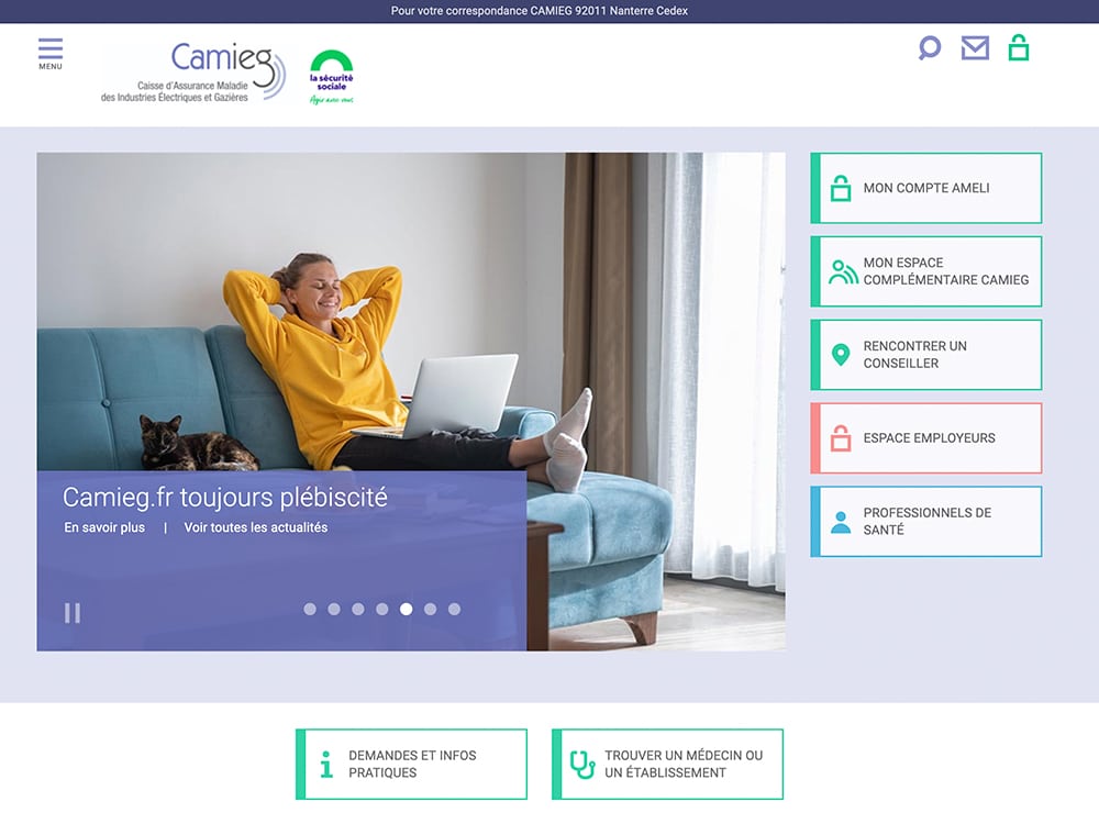 Une femme se détend avec son ordinateur portable sur un canapé dans un salon moderne, parcourant une page WordPress au design élégant. Les éléments de texte et les icônes sont parfaitement intégrés, reflétant la créativité d'un studio de premier ordre. Limbus Studio