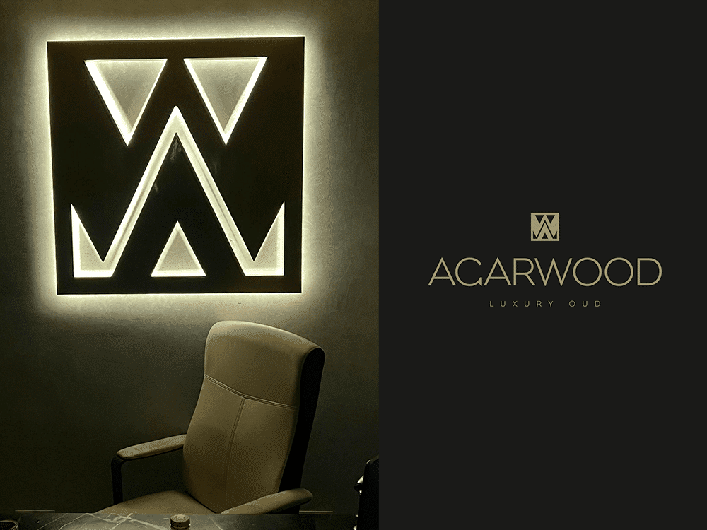 Œuvre d'art murale géométrique illuminée et chaise de bureau beige à côté du texte « Acarwood Luxury Oud » sur un fond sombre, présentant un mélange parfait d'esthétique de design. Limbus Studio