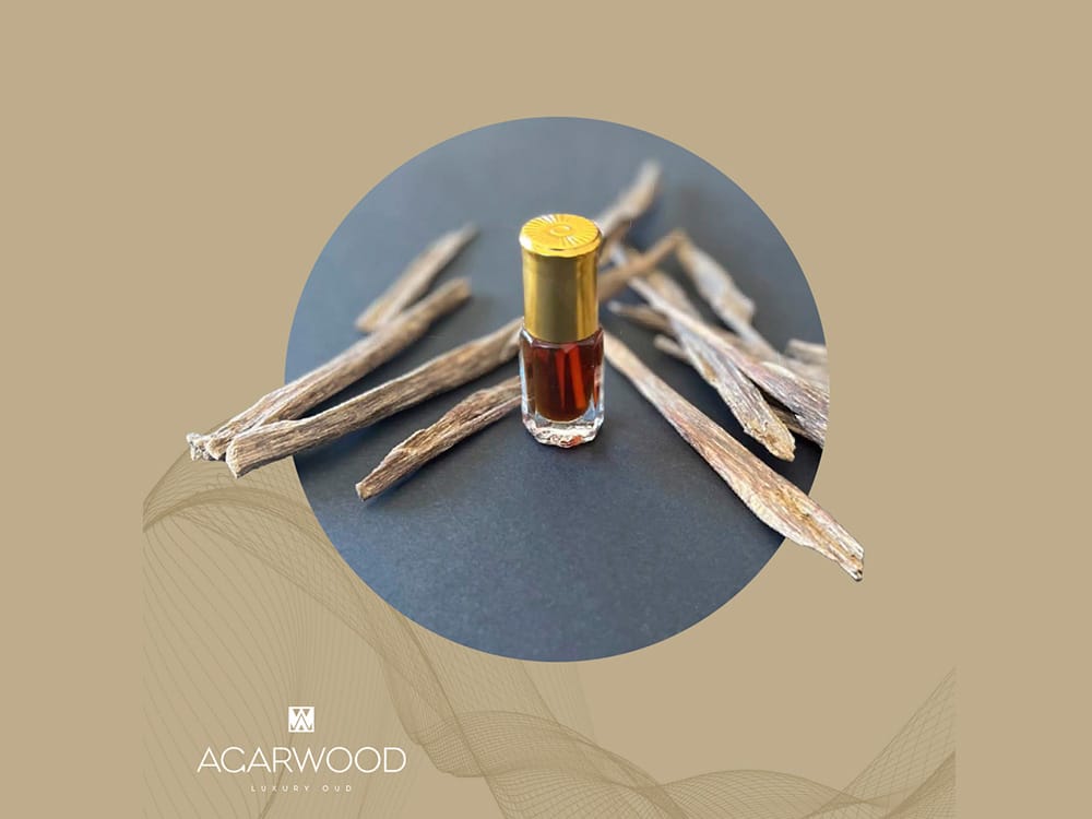 Un flacon de parfum au design soigné trône avec élégance au milieu de pièces en bois d'agar sur un fond noir et beige épuré, orné du logo « Acarwood ». Parfait pour ceux qui apprécient la belle création. Limbus Studio