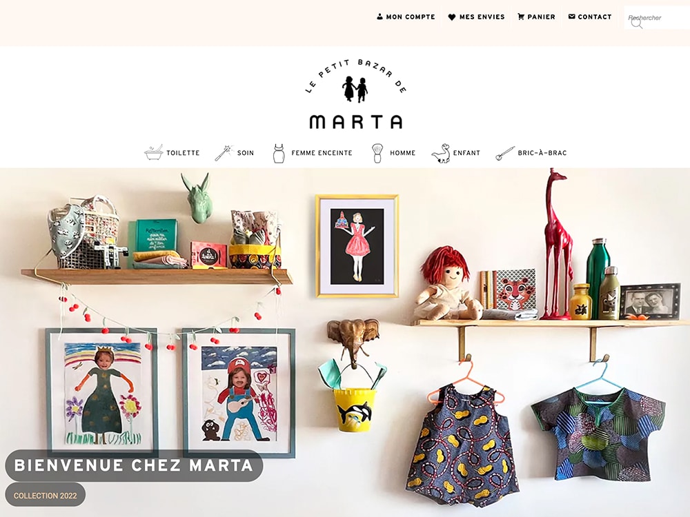 Des articles pour enfants colorés sont exposés de manière créative sur des étagères murales aux côtés d'œuvres d'art encadrées, de jouets et de vêtements. Une bannière de magasin élégante conçue avec une touche de style WordPress flotte au-dessus. Limbus Studio