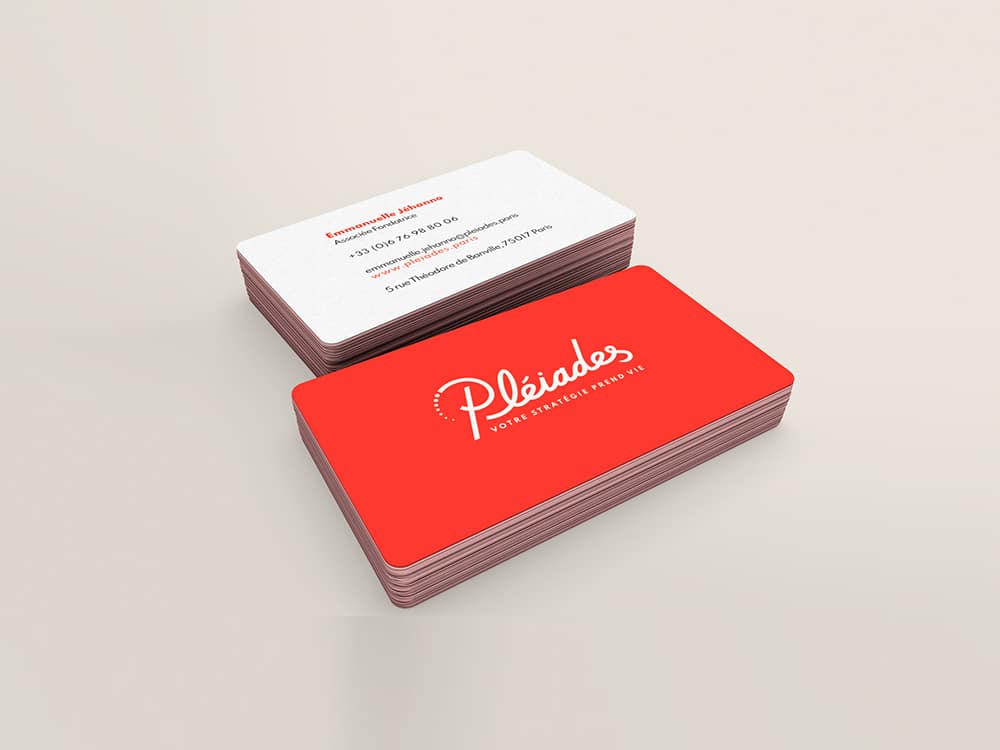 Pile de cartes de visite au design rouge élégant et au texte blanc net, présentant des informations de contact et un logo créé pour une agence innovante. Limbus Studio