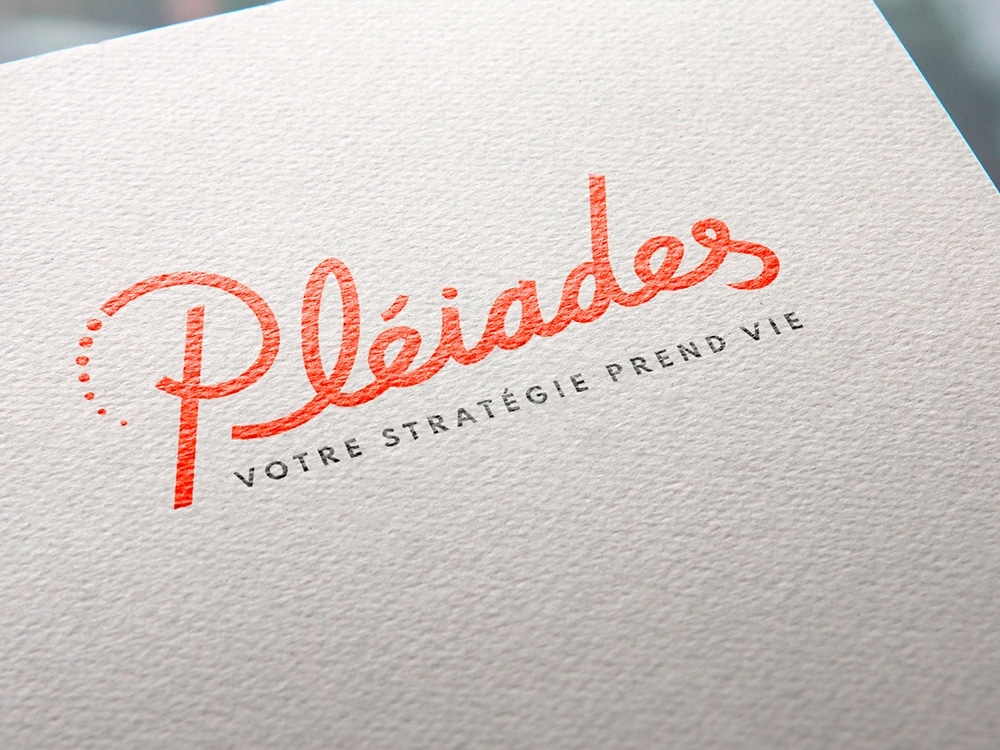 L'image présente le logo « Pléiades » avec le slogan « VOTRE STRATÉGIE PREND VIE » en rouge et noir, affiché de manière artistique sur du papier texturé, reflétant un design sophistiqué. Limbus Studio