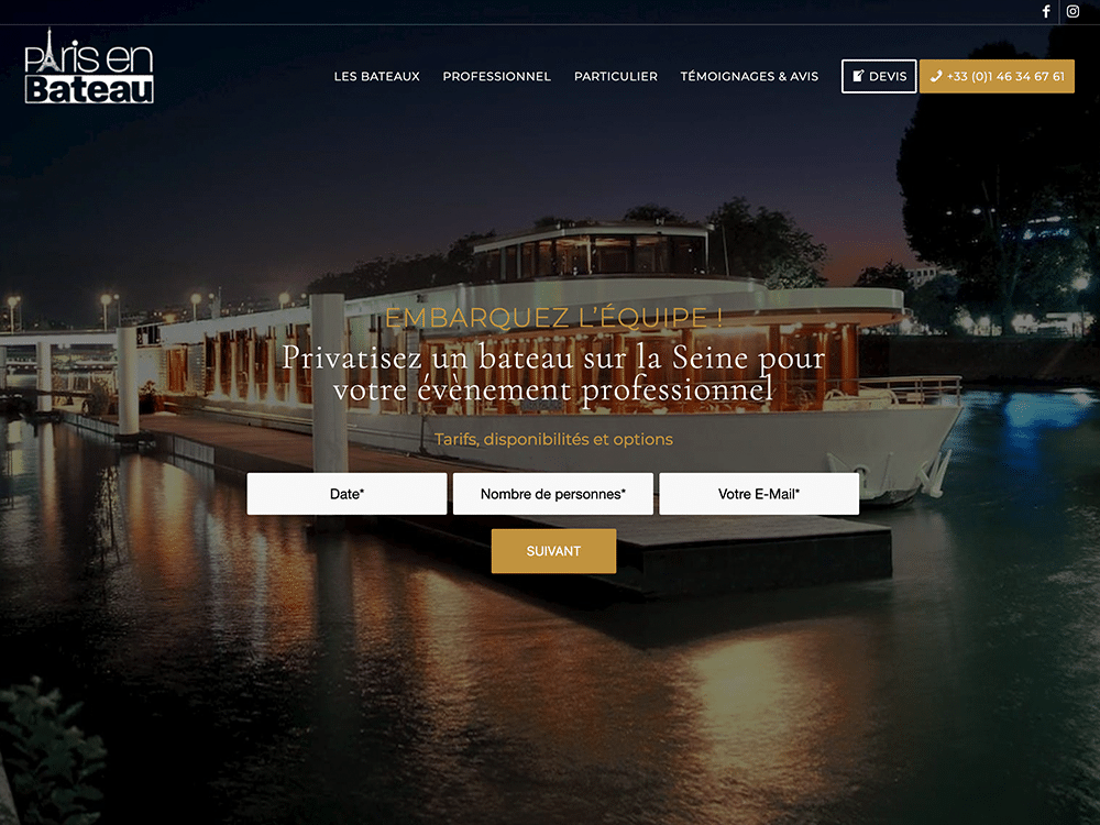 Vue nocturne d'un bateau amarré avec un formulaire de réservation inspiré de Création superposé de manière transparente sur la moitié inférieure, conçu pour une expérience WordPress élégante. Limbus Studio