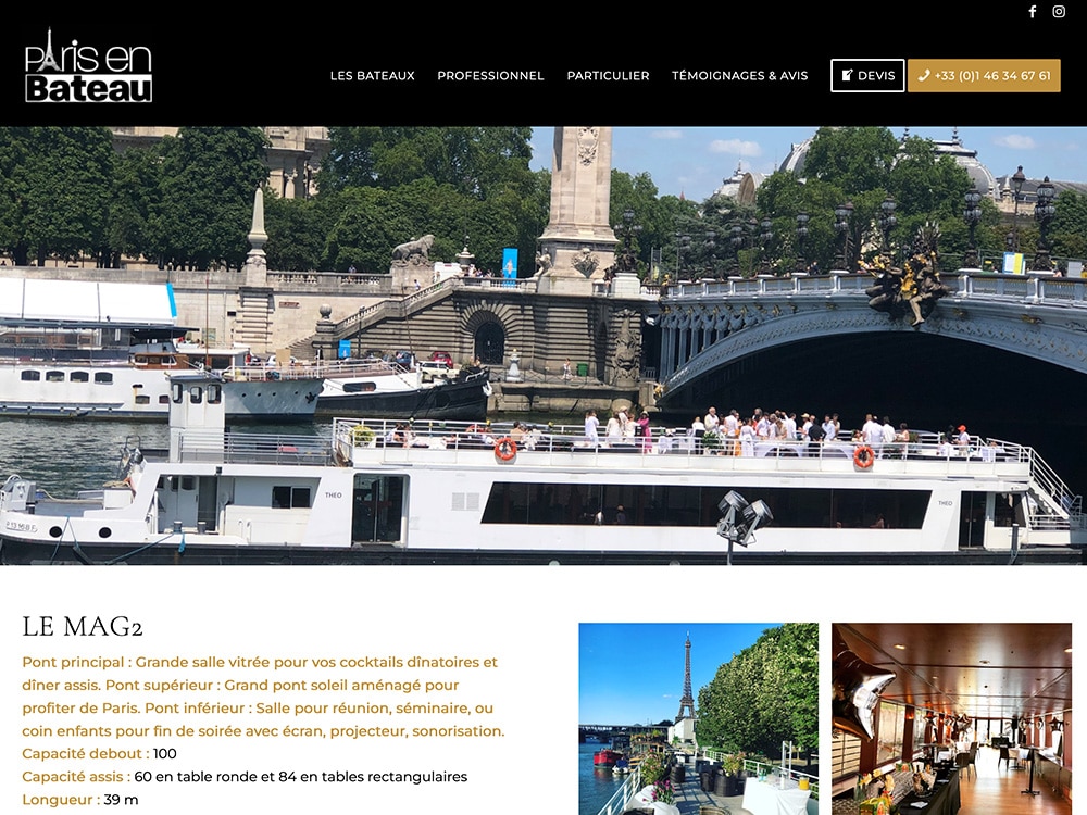 Un bateau magnifiquement conçu navigue sur la Seine près d'un pont parisien, avec des personnes à bord profitant de la vue imprenable. Limbus Studio