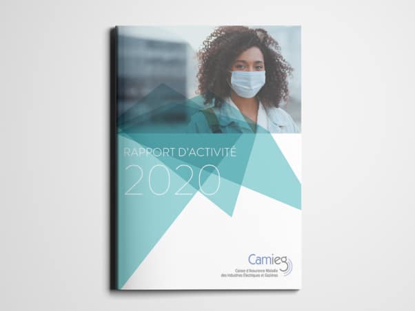 Couverture du « Rapport d'Activité 2020 » avec une personne masquée, un design géométrique et le logo Camieg, réalisée de manière studio élégante, parfaite pour toute agence avant-gardiste. Limbus Studio