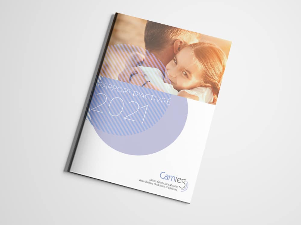 Couverture d'un rapport d'activité 2021 avec un couple enlacé, comportant le logo Camieg en bas, conçu par notre studio de création. Limbus Studio