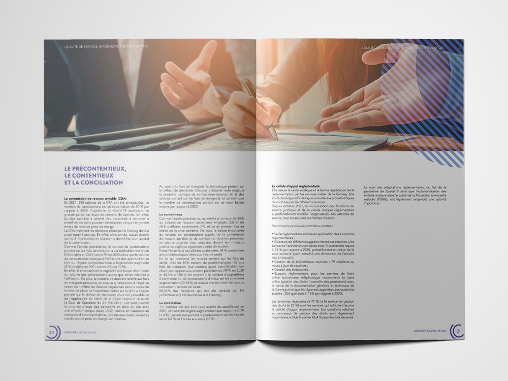 Un magazine ouvert révèle une discussion animée au cours de laquelle les gens pointent du doigt des documents, mettant en évidence des concepts de conception innovants dans un environnement professionnel. Limbus Studio