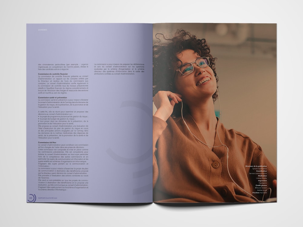 Magazine ouvert avec du texte à gauche et une personne souriante avec des écouteurs à droite, présentant un design unique qui capte l'attention. Limbus Studio