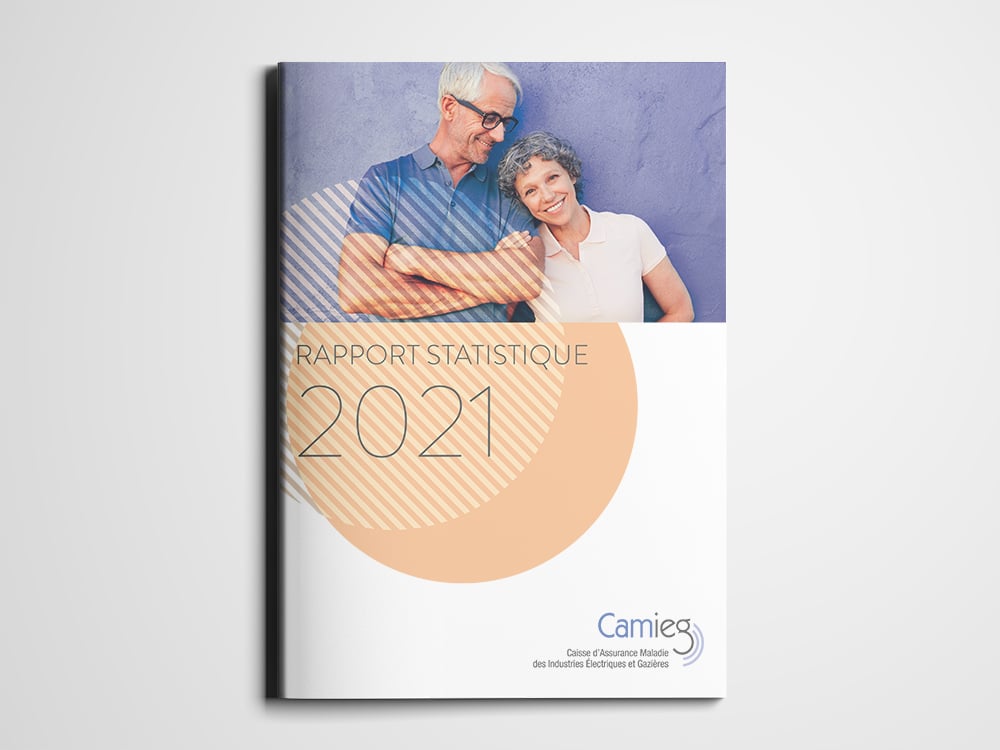 Couverture d'un rapport statistique de 2021, mettant en vedette un couple souriant devant un mur bleu, témoignage du design innovant de notre studio. Limbus Studio