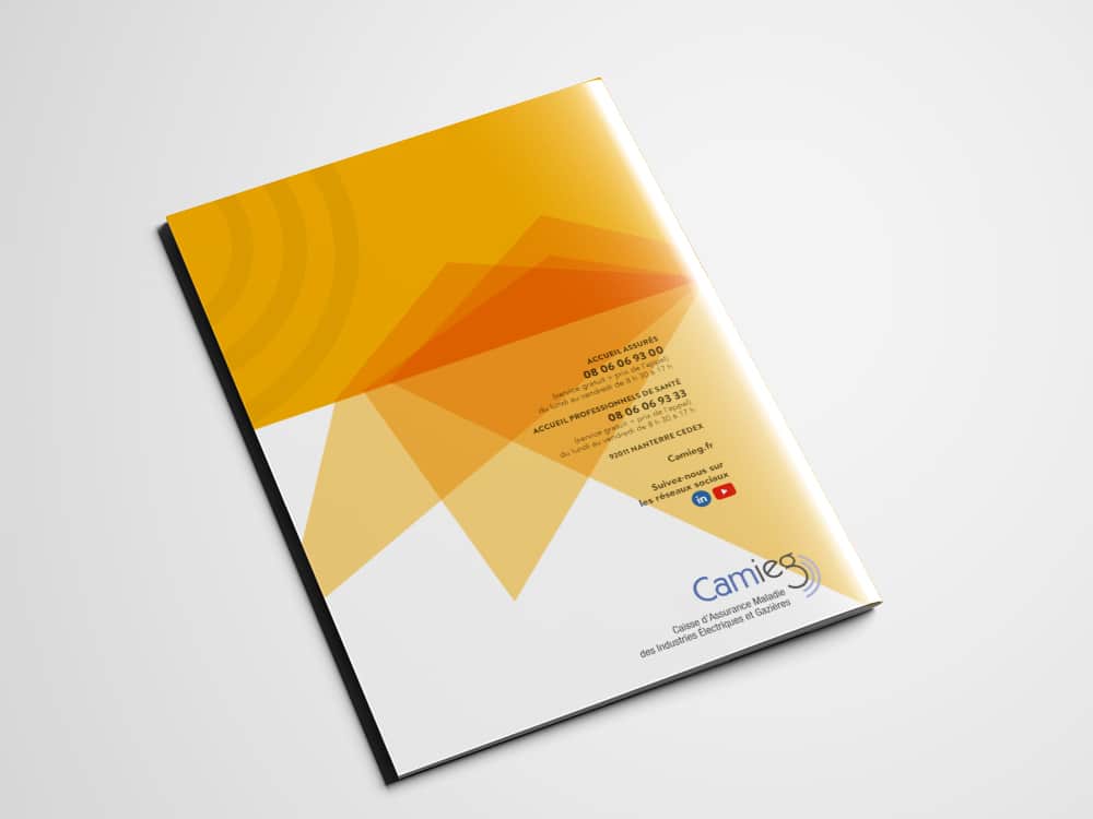 Brochure aux formes géométriques orange, texte et logo « Camieg » sur une surface gris clair, présentant un design moderne inspiré de la création innovante. Limbus Studio