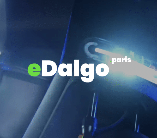 Le logo de « eDalgo » est illuminé par une lumière bleue éclatante, rappelant le flair créatif d’un studio de design de pointe. Limbus Studio