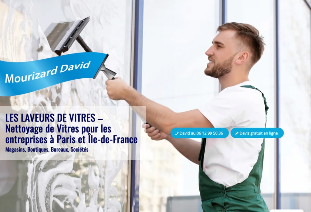 Un homme nettoyant une vitre avec une raclette dans un studio élégant met en valeur le talent artistique de notre entreprise de nettoyage de vitres à Paris. Limbus Studio