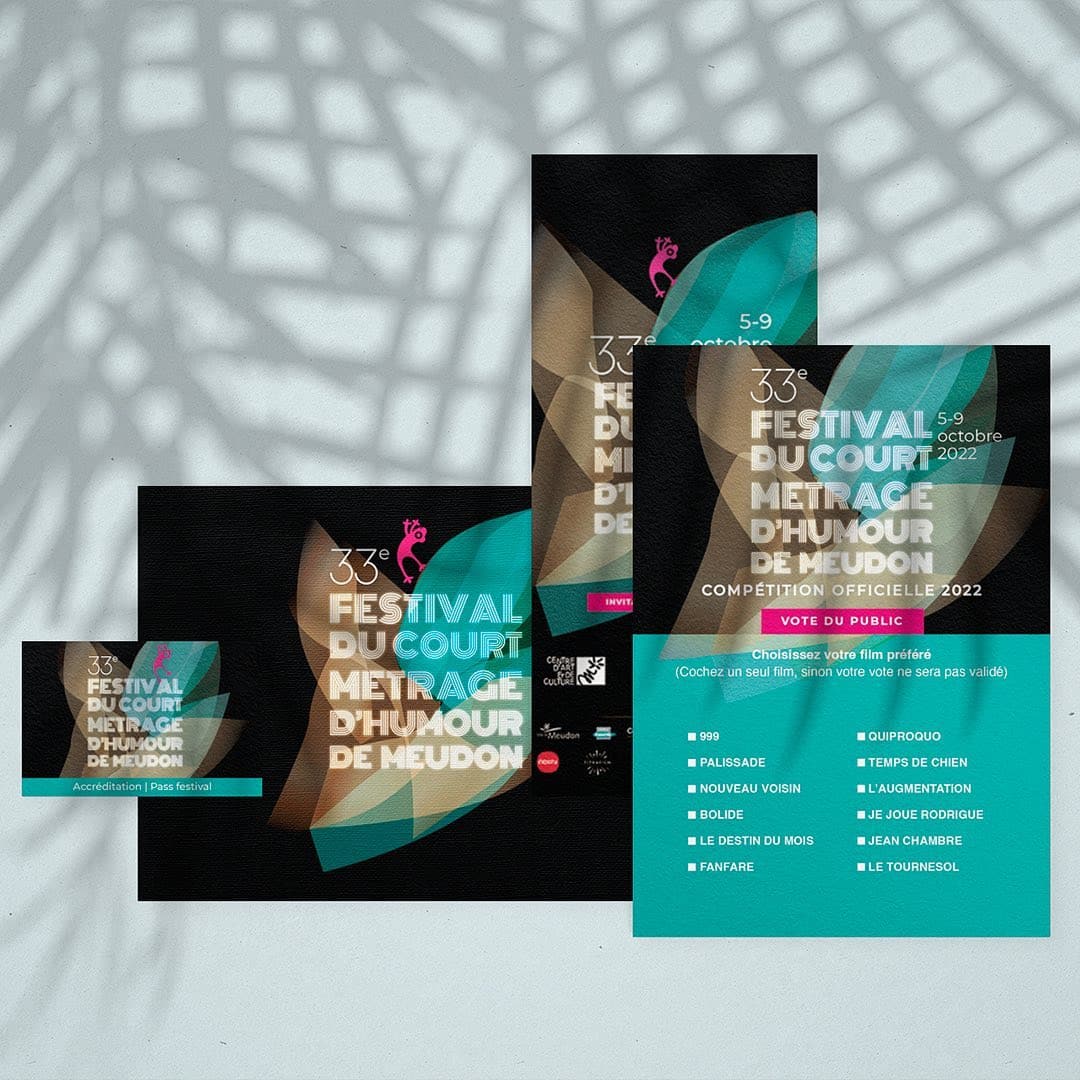 Flyers colorés conçus pour le 33e Festival du Court Métrage de Meudon, du 5 au 9 octobre 2022, affichés sur un fond texturé. Limbus Studio