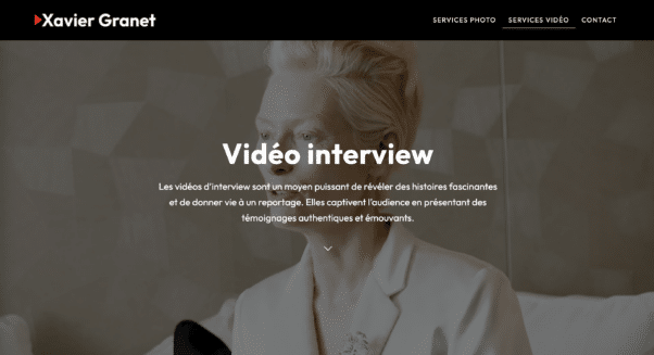 Site Web avec texte « Interview vidéo » et image d'arrière-plan floue d'une personne avec un microphone, mettant en valeur le talent artistique de notre agence de design. Limbus Studio