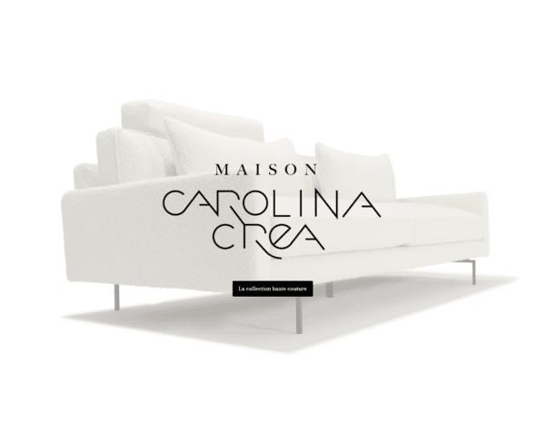 Canapé moderne blanc avec coussins et pieds en métal épurés sur fond blanc. Texte "MAISON CAROLINA CRÉATION". Limbus Studio