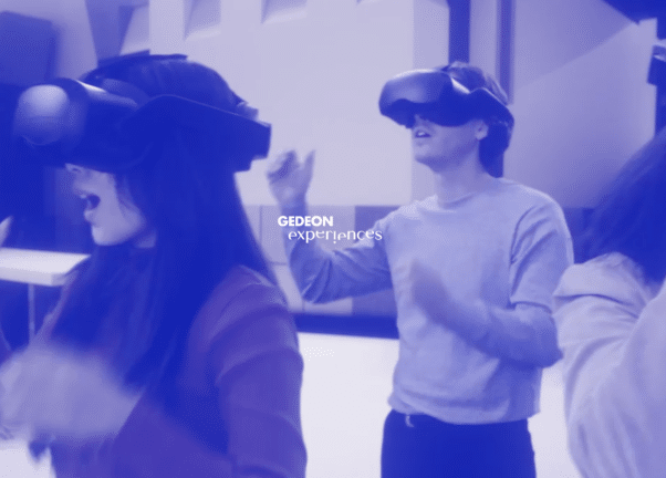 Lors de l'événement, des personnes portant des casques de réalité virtuelle ont plongé dans un environnement virtuel, conçu avec une touche créative rappelant l'esthétique d'agence de pointe. Limbus Studio