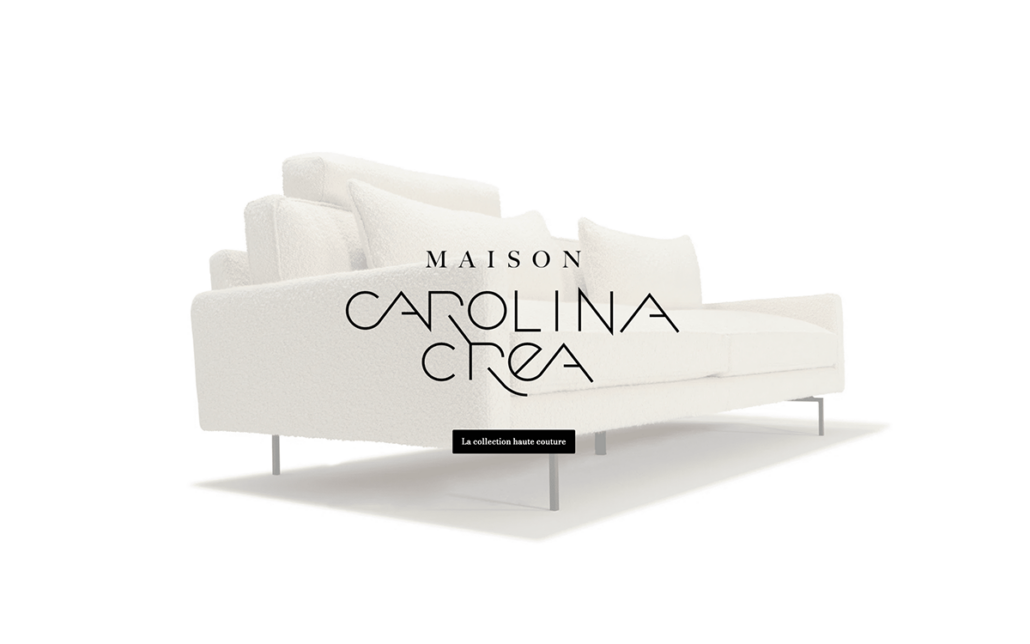 Le canapé moderne blanc avec pieds en métal, arborant la superposition du texte « Maison Carolina Crea », incarne un design élégant et met en valeur l'art de la création. Limbus Studio