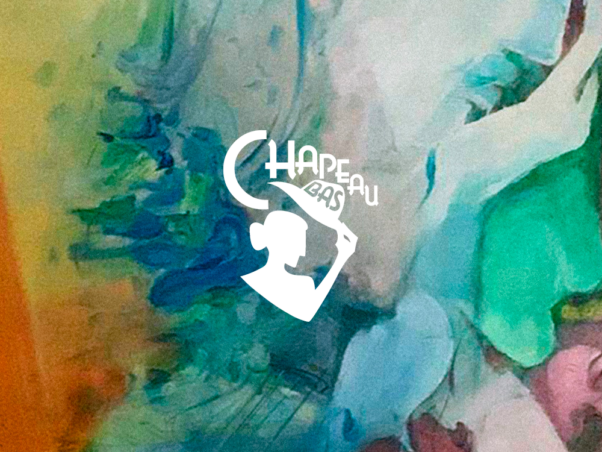 Un tableau abstrait et coloré représentant la silhouette d'une personne qui incline son chapeau, orné du texte stylisé « CHAPEAU BAS ». Cette œuvre artistique incarne le style unique des Productions Chapeau Bas. Limbus Studio