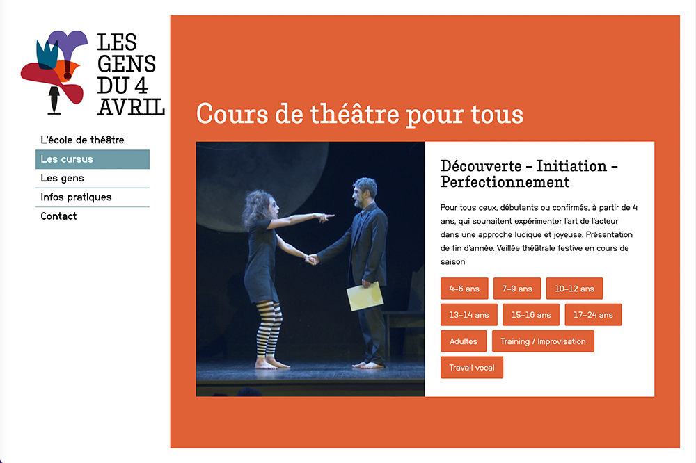Deux personnes se produisent sur scène, capturant l’essence d’une leçon de théâtre magnifiquement détaillée sur un site Web WordPress. Limbus Studio
