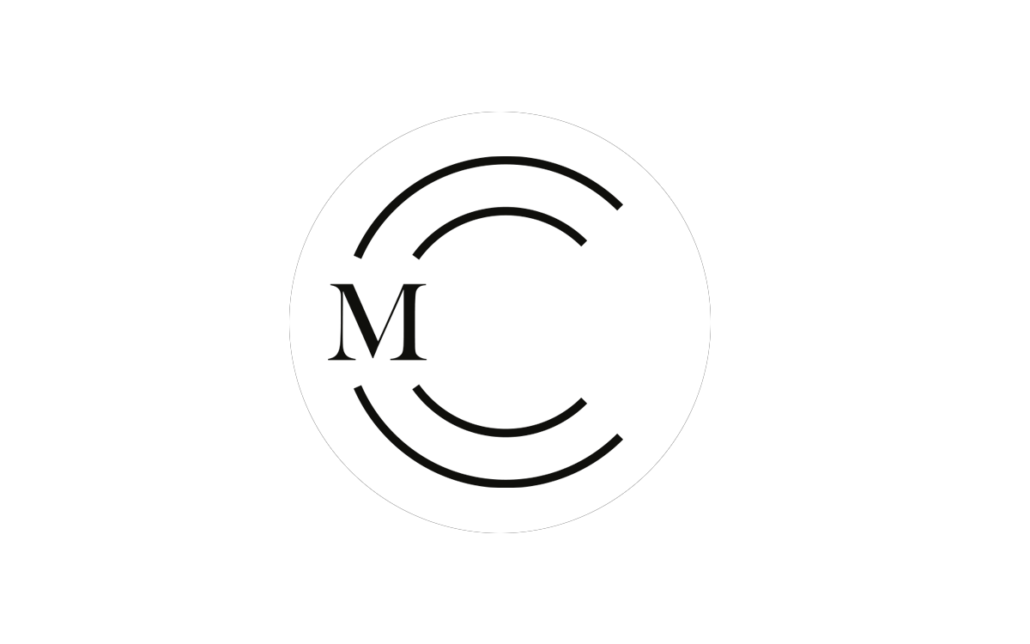 Lettre « M » noire au centre de deux cercles incomplets sur fond blanc, incarnant une esthétique de studio élégante. Limbus Studio