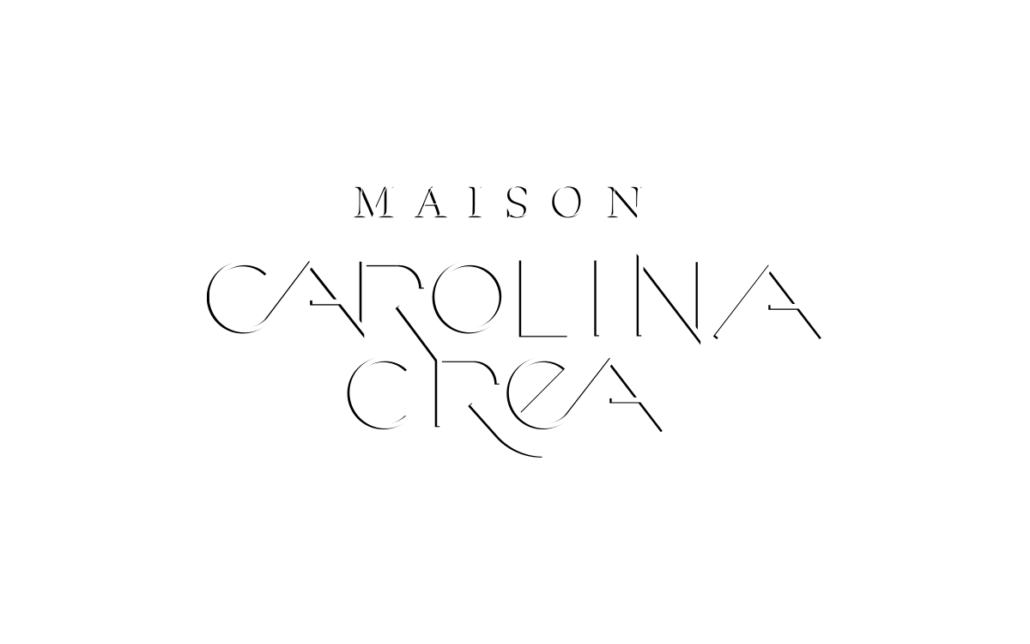 Le logo textuel élégant indique « Maison Carolina Crea », incarnant son essence d'agence innovante sur un fond blanc immaculé. Limbus Studio