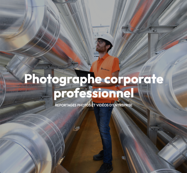 Une personne portant un casque de sécurité et un gilet orange se tient debout entre de gros tuyaux, tenant une tablette. Le texte en français en surimpression met en valeur le travail du célèbre photographe d'entreprise Xavier Granet, capturant l'essence de la dynamique du site.