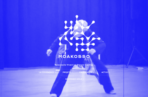 Une personne dansant énergiquement sur scène avec le logo Moakosso et le menu du site Web élégamment superposés. Limbus Studio