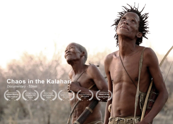 Deux personnes regardent vers le haut dans un décor naturel, sous le titre du film « Chaos in the Kalahari », orné de symboles de récompenses en dessous. Découvrez-en plus sur ce film captivant sur katethompsongorry.com. Limbus Studio