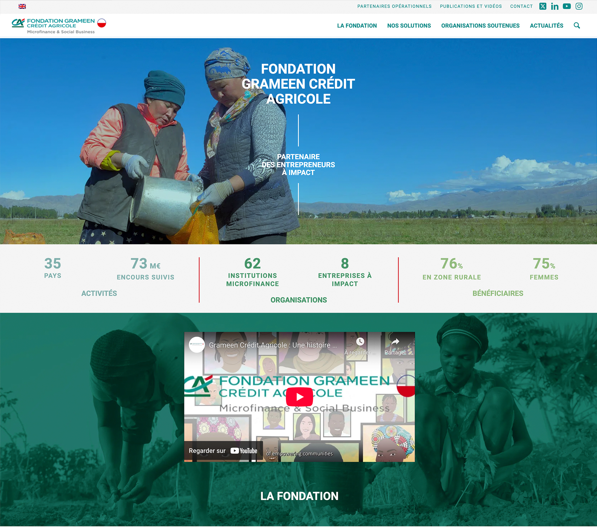 Deux femmes portant un foulard travaillent ensemble en plein air, mesurant le grain avec un bol en métal dans un champ, avec le soutien de l'organisation caritative GCA Foundation. Limbus Studio