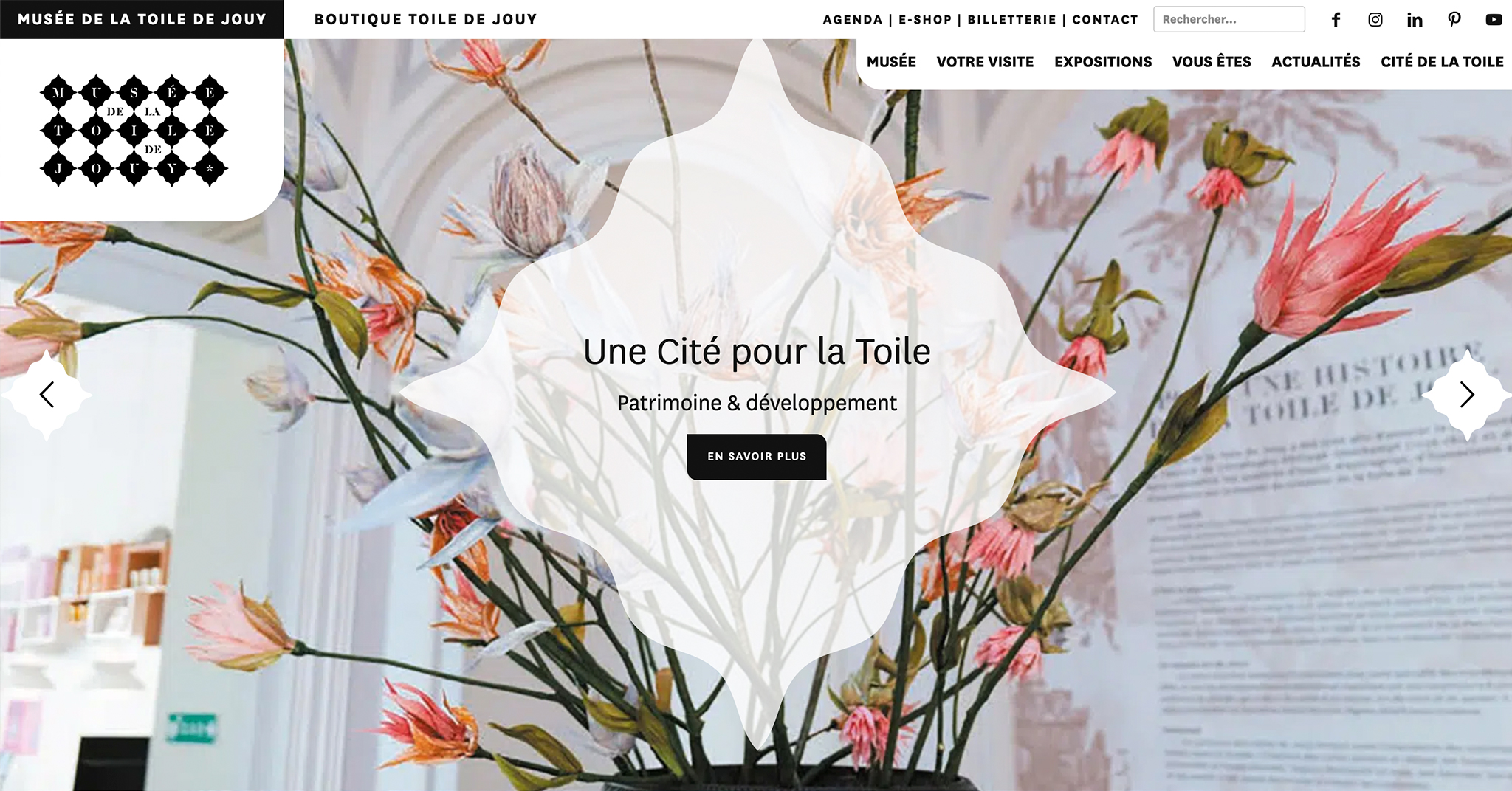 Une exposition de musée présentant des arrangements floraux en toile de jouy et un texte informatif sur l'histoire et l'art de ce tissu emblématique. Limbus Studio