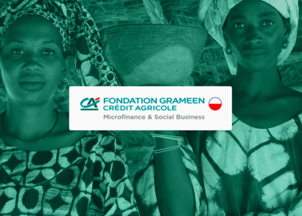 Deux femmes portant des vêtements à motifs se tiennent à côté d'un logo de la Fondation Grameen Crédit Agricole et d'un bol, reflétant l'impact du travail de la Fondation GCA. Limbus Studio