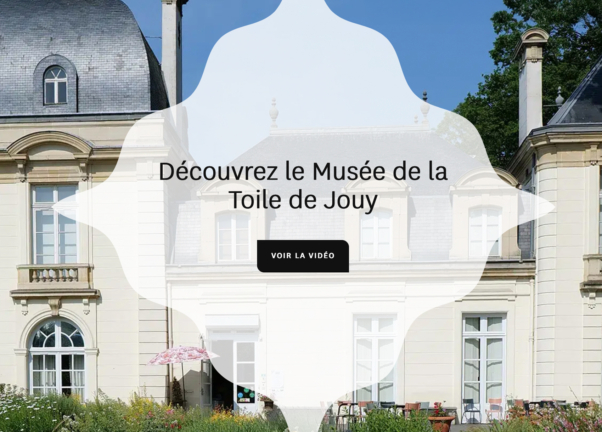 Bâtiment blanc de style français avec des fenêtres cintrées ; le texte indique "Découvrez le Musée de la Toile de Jouy", vous invitant à découvrir le musée historique de la toile de jouy. Limbus Studio