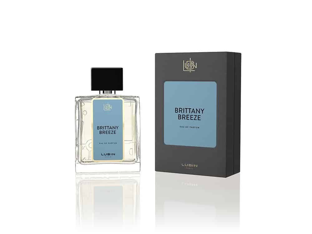 Un flacon de parfum magnifiquement conçu étiqueté « Brittany Breeze » se dresse élégamment à côté de sa boîte assortie, présentant un design exquis. Limbus Studio