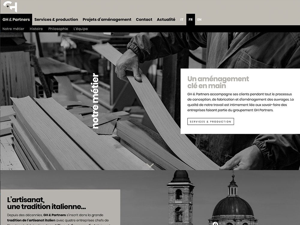 Dans un atelier, une personne travaille avec diligence avec des planches de bois, incarnant l'art de la création. Un texte subtil du site Web se superpose à l'image, rappelant le design élégant de WordPress d'une agence. Limbus Studio